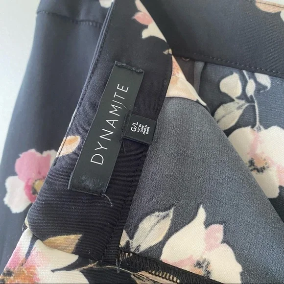 DYNAMITE-HIGH Rise Ruffle Hem Floral Shorts (Size:Large) - Picture 10 of 10